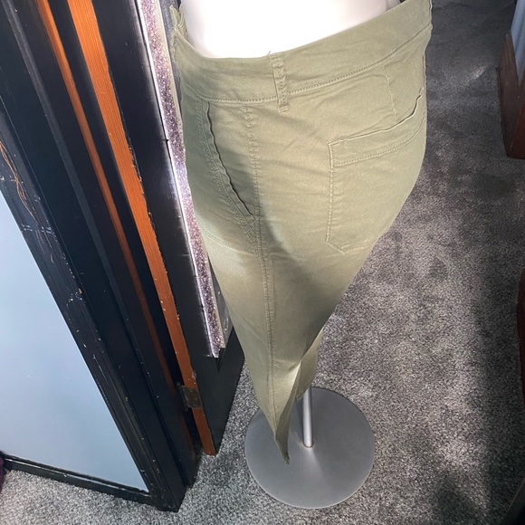 Capris - Picture 3 of 3